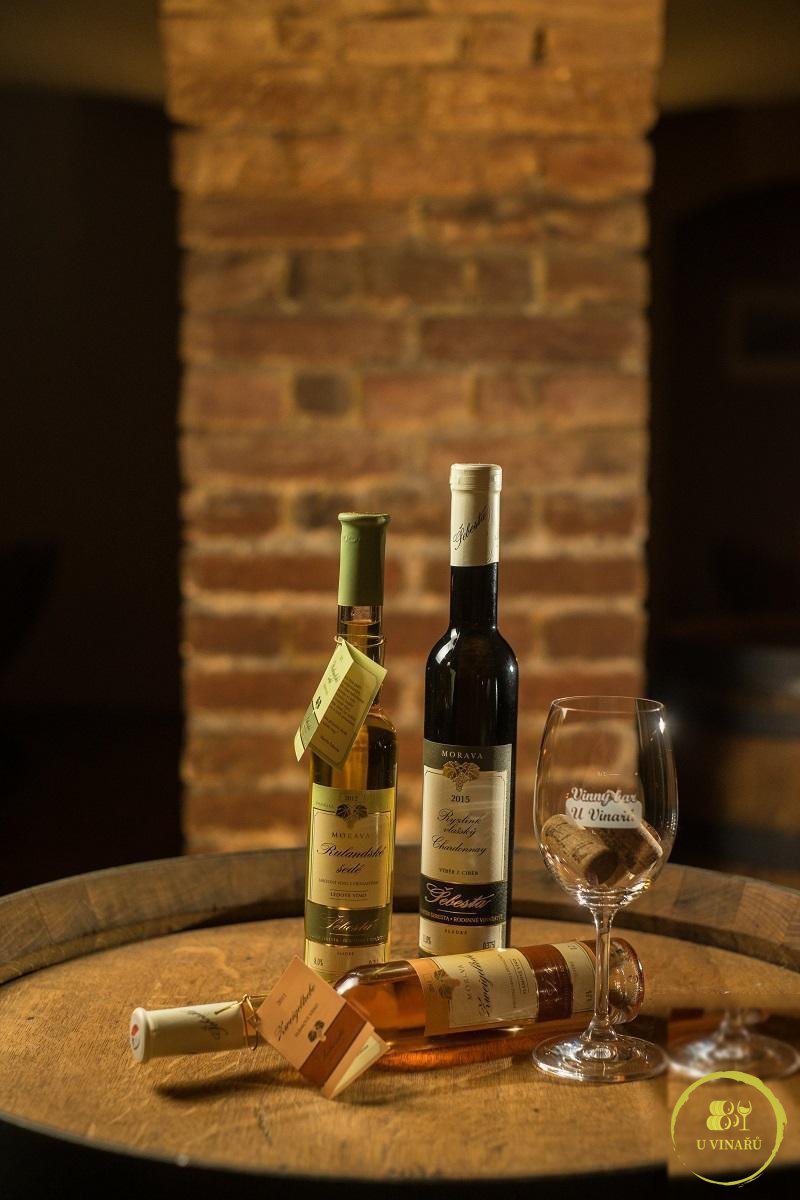 Vinný bar U Vinařů – láhve vína